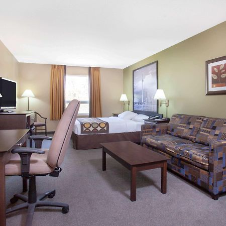 Super 8 By Wyndham Midland Hotel Exterior foto
